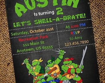 Peut inclure: Une invitation de fête d'anniversaire noire et verte. L'invitation présente un fond de tableau noir avec le texte "COWABUNGA DUDES! AUSTIN is turning 2 LET'S SHELL-A-BRATE!" et un groupe de personnages des Tortues Ninja. L'invitation comprend des détails sur la fête, notamment la date, l'heure, le lieu et les coordonnées.