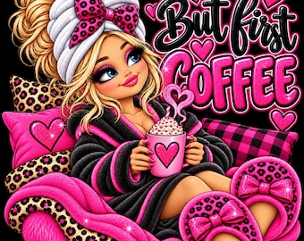 Puede incluir: Una ilustración de dibujos animados de un personaje rubio con una toalla de pelo blanca con un lazo de estampado de leopardo rosa, una bata negra con ribete rosa y zapatillas de leopardo a juego. Sostiene una taza rosa con un corazón y el texto But first COFFEE.