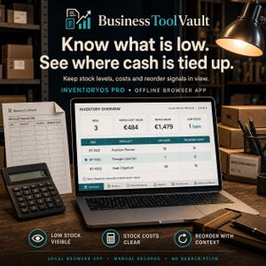Könnte beinhalten: Ein Laptop zeigt das Business ToolVault Inventory Overview Dashboard mit Lagerbeständen, Kosten und Verkaufswerten. Neben dem Laptop liegen ein schwarzer Taschenrechner und ein ausgedrucktes Inventarblatt auf einem Holztisch.