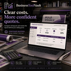 Könnte beinhalten: Ein Laptop zeigt das Printshop Quoteos-Dashboard mit Angebotssummen, Auftragsstatus und Preisdaten. Der Bildschirm zeigt einen Gesamtwert von 400 Euro. Ein schwarzer Taschenrechner und ein Stift liegen auf einer Schreibtischoberfläche mit Raster.