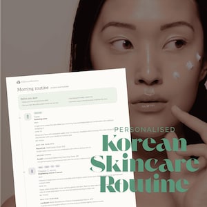Può includere: Una scheda informativa bianca intitolata Morning routine con testo che descrive i passaggi della cura della pelle, inclusi tonico e siero alla vitamina C, accanto a una grande sovrapposizione di testo verde che recita Personalised Korean Skincare Routine.