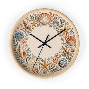 Peut inclure: Une horloge murale ronde avec un cadre en bois clair et un cadran crème. L'horloge présente un motif circulaire composé de divers coquillages, étoiles de mer et branches de corail dans des tons orange, bleu et beige, avec des aiguilles noires.