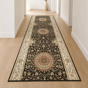 Peut inclure: Un long tapis de couloir rectangulaire au fond noir orné de motifs floraux complexes dans des tons crème, beige et rouge. Le design présente trois médaillons circulaires centraux disposés sur la longueur, encadrés par une bordure crème.