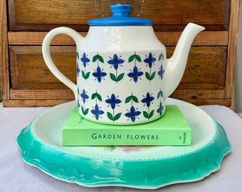 théière vintage motif « Roselle » en poterie d'hiver. En très bon état. Articles assortis disponibles. Fabriquée en Angleterre dans les années 1960.