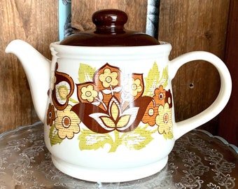 Vintage 1970s Sadler teapot in "Harvest" pattern. Made in England. In lovely condition. Good, generous size teapot with gorgeous retro vibe.