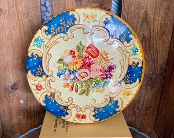 Vintage Huntley and Palmer biscuit or cookie tin. Stunning floral pattern all over. In great condition, ready to be filled with treats!