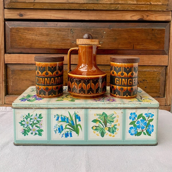 Hornsea Pottery ‘Heirloom’ autumn brown collection. Various storage jars, spice jars, butter dish, vinegar pourer. All in great condition!