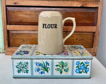 Vintage stoneware Flour shaker. Made in England in the 1960s. In perfect condition for your home baking!