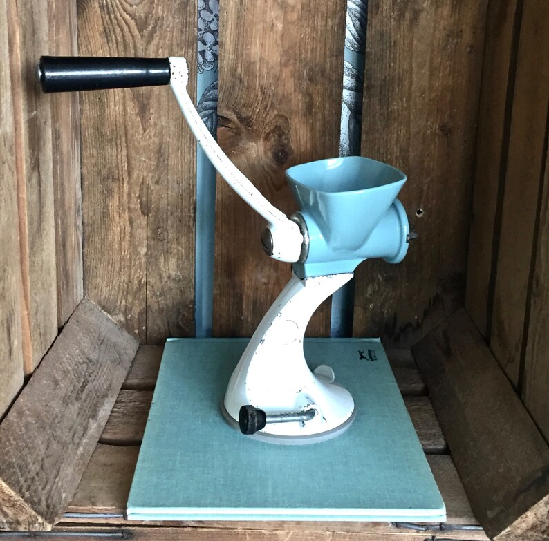 Vintage Spong N605 Mincer for meat and vegetables clean condition In good Made in England in the 1950s Suction base and two cutters.