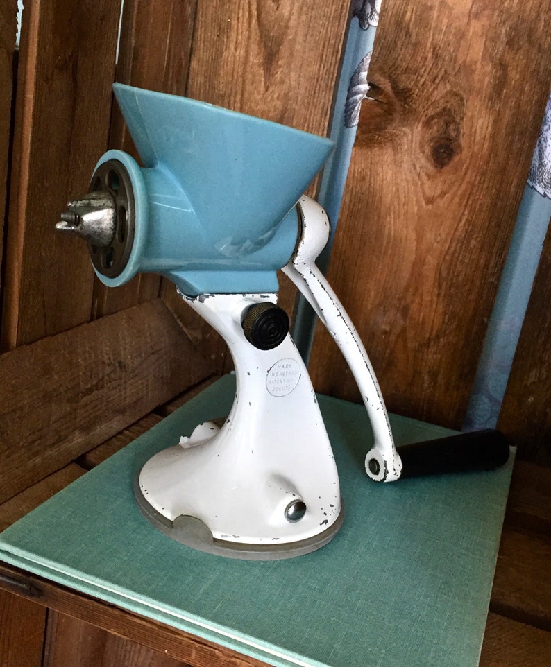 Vintage Spong N605 Mincer for meat and vegetables clean condition In good Made in England in the 1950s Suction base and two cutters.