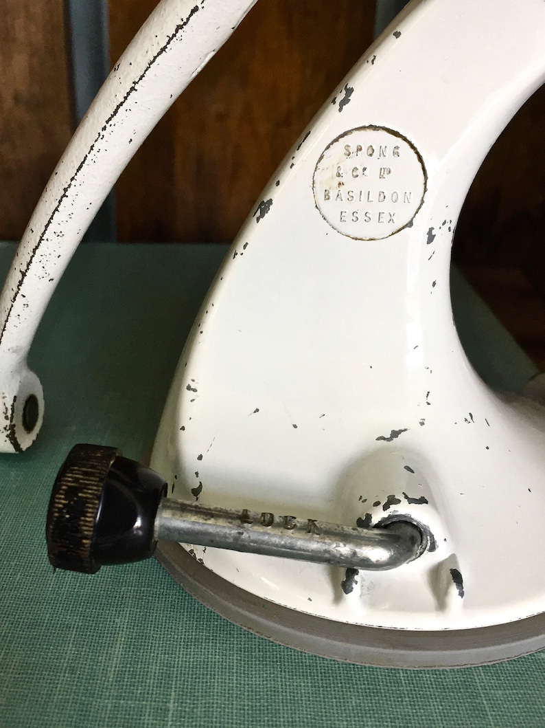 Vintage Spong N605 Mincer for meat and vegetables clean condition In good Made in England in the 1950s Suction base and two cutters.