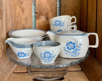 STUNNING Midwinter Stylecraft "Encore Blue" tea set for two people. In fantastic condition. Gorgeous floral pattern. Eleven pieces in all.