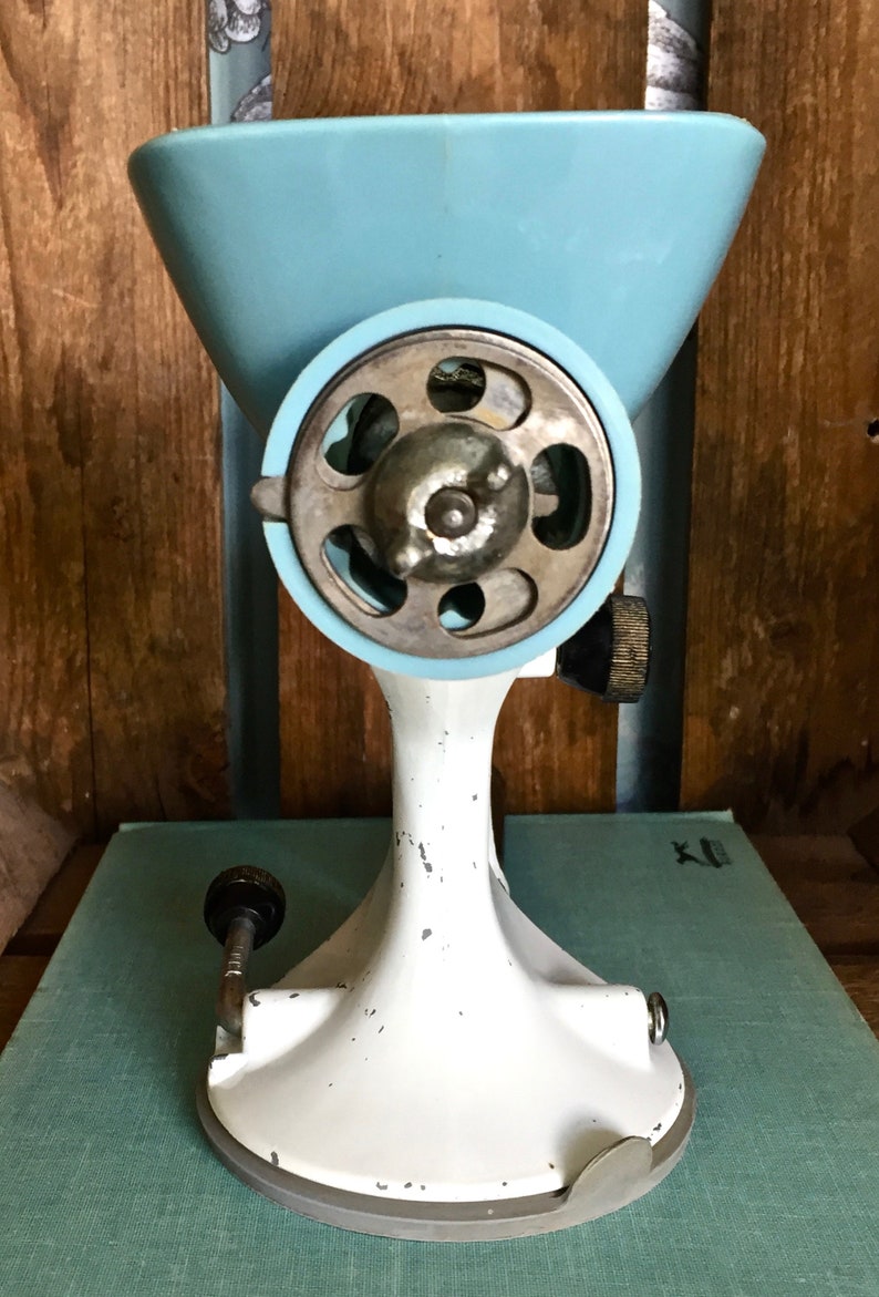 Vintage Spong N605 Mincer for meat and vegetables clean condition In good Made in England in the 1950s Suction base and two cutters.