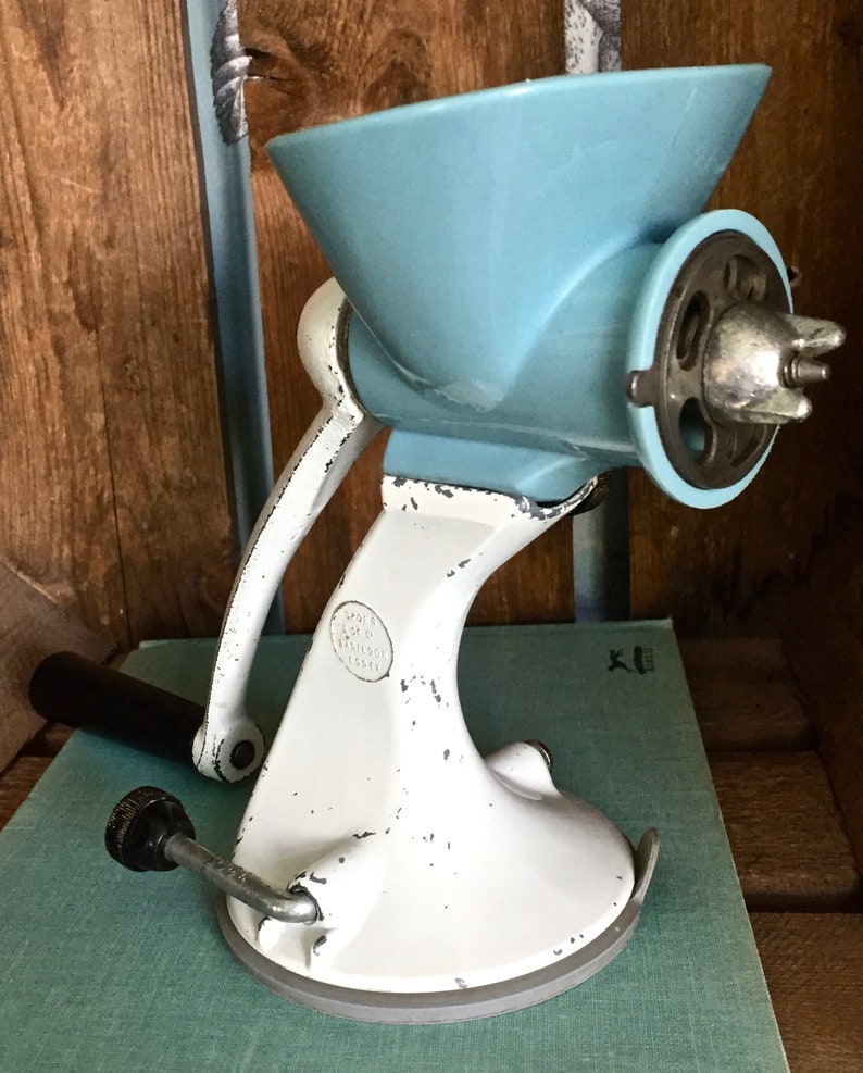 Vintage Spong N605 Mincer for meat and vegetables clean condition In good Made in England in the 1950s Suction base and two cutters.