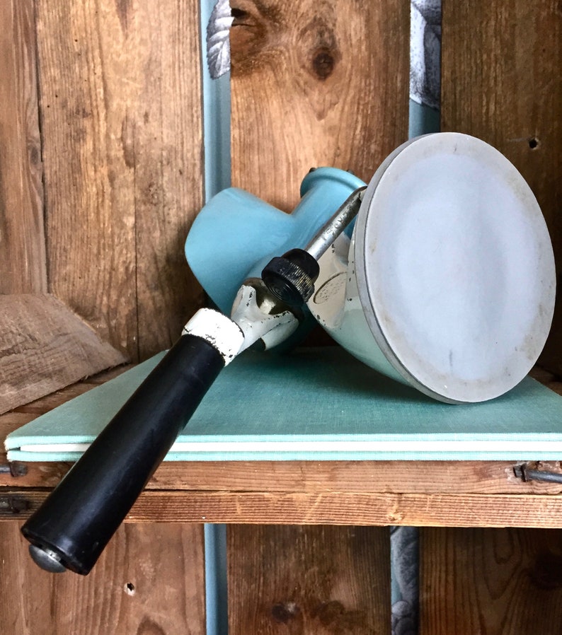 Vintage Spong N605 Mincer for meat and vegetables clean condition In good Made in England in the 1950s Suction base and two cutters.
