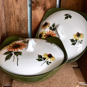 Midwinter Stylecraft serveringskärl med lock "Daisy Time". Tillverkad i England på 1950-talet. I mycket gott skick. Två tillgängliga, säljs separat.