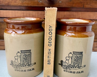 « Store Jars » vintage en grès de Pearsons of Chesterfield avec bouchons de liège originaux. Fabriquée en Angleterre dans les années 60. DEUX disponibles.