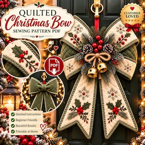 Peut inclure: Un patron de couture PDF pour nœud de Noël matelassé présentant un grand nœud en tissu crème avec des bordures matelassées vert olive, orné de flocons de neige brodés, de baies de houx et de pommes de pin. Inclut une icône PDF et du texte.