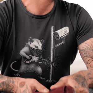 Anti-övervakningsbandit Possum med såg T-shirt | Flock Off Privacy Rights T-shirt