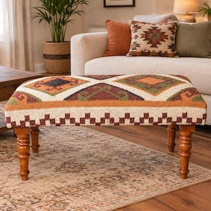 Handgemaakte bank van wol en jute met kilimmotief, tribaal geometrisch patroon, boho-stijl, Ottomaanse bank voor de hal.