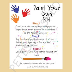Op de afbeelding: Een Paint Your Own Kit instructieblad met blauwe en oranje handafdrukken, kleurrijke verfspatten en een penseelafbeelding. De tekst beschrijft drie stappen, bevat een waarschuwing voor kinderen onder de 3 jaar en vereist toezicht van volwassenen.