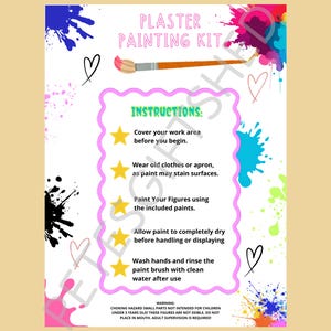 Op de afbeelding: Een wit instructieblad voor een gipsverfset met kleurrijke verfspatten, een penseelillustratie en hartjes. De tekst bevat de titel Plaster Painting Kit, instructies met gele sterren en een veiligheidswaarschuwing voor kleine onderdelen.
