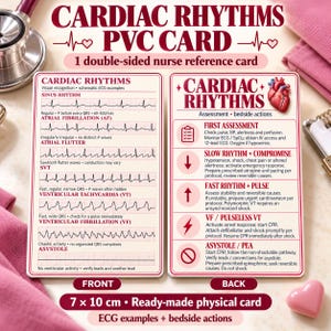 Op de afbeelding: Een dubbelzijdige 7 x 10 cm PVC-referentiekaart getiteld Cardiac Rhythms. De voorzijde toont ECG-voorbeelden voor sinusritme, AF, flutter, SVT, VT, VF en asystolie. De achterzijde bevat beoordelings- en actiepunten voor bij het bed.