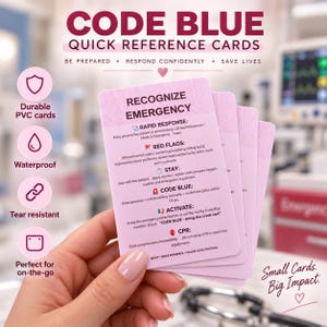 Op de afbeelding: Een set lichtroze Code Blue-naslagkaarten met medische noodprotocollen. De kaarten bevatten tekstsecties voor Recognize Emergency, Rapid Response, Red Flags, Stay, Code Blue, Activate en CPR. De kaarten zijn gemaakt van duurzaam, waterdicht en scheurbestendig PVC.