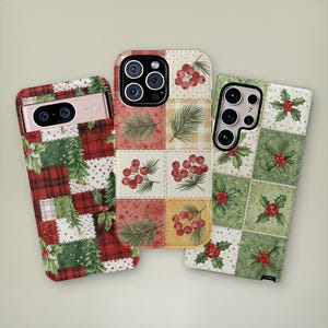 Puede incluir: Tres fundas rectangulares para smartphone con motivos festivos. La funda izquierda tiene un diseño de patchwork a cuadros rojos y verdes con abetos y acebo. La central muestra una cuadrícula de ramas de pino y bayas rojas. La derecha presenta un patrón de cuadros verdes y blancos con hojas de acebo y bayas rojas.