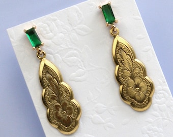 Engraved floral emerald baguette earrings, romantic flower earrings, gift for mom, victorian earrings, gift for mom