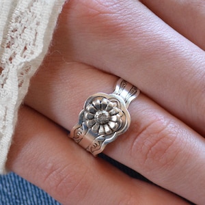 Dainty Daisy Ring, Daisy Spoon Ring, Flower Spoon Ring, Floral Jewelry, Botanical ring, Wildflower Rings, silver plated