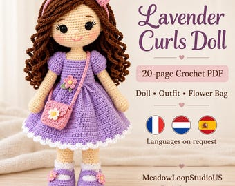 Op de afbeelding: Een gehaakte pop met bruin krullend haar, een roze hoofdband en een paarse jurk met witte rand. De pop draagt een roze schoudertas met een witte bloem en paarse schoenen met roze bloemen. Tekst: Lavender Curls Doll, 20-page Crochet PDF.