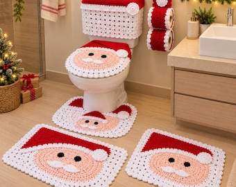 Op de afbeelding: Een gehaakte badkamerset met een kerstman-thema in rood, wit en perzikkleurig garen. De set bevat een toiletreservoirhoes, een toiletbrilhoes, een toiletmat, een vloermat en een hangende toiletrolhouder, allemaal met kerstman-gezichtontwerpen.