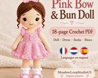 Op de afbeelding: Een gehaakte pop met bruin haar in een knot, een roze strik en een roze jurk met twee knopen. De tekst luidt Pink Bow & Bun Doll, 18-page Crochet PDF, Doll, Dress, Socks, Shoes, Languages on request en MeadowLoopStudioUS Digital pattern.