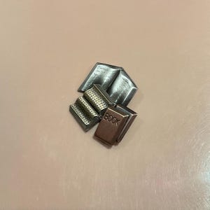 Presente para Amantes de Livros - Presente para Leitores Ávidos - Broche de Livro - Pingente de Livro - Presente para Professores - Presente para Bibliotecários