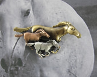 Broche de corceles corriendo