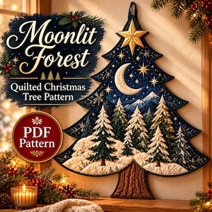 Peut inclure: Une tenture murale matelassée en forme de sapin de Noël avec un ciel nocturne bleu foncé, un croissant de lune, des étoiles dorées et une étoile au sommet. Le motif montre des sapins enneigés et des montagnes. Le texte indique Moonlit Forest.