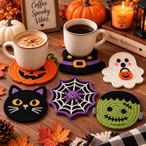Peut inclure: Un ensemble de six dessous de verre crochetés pour Halloween représentant une citrouille, un chapeau de sorcière, un fantôme tenant un seau, un chat noir, une toile d'araignée violette et un monstre vert, disposés sur une surface en bois.