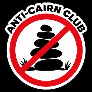 Könnte beinhalten: Ein runder Aufkleber mit einem roten Verbotszeichen über einer schwarzen Silhouette eines gestapelten Steinhaufens. Der Text ANTI-CAIRN CLUB ist in fetten weißen Großbuchstaben entlang des oberen weißen Randes auf schwarzem Grund gedruckt.