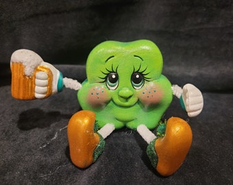 Trébol de cerámica pintado a mano del Día de San Patricio, cerveza fría irlandesa, saludos, duende de la suerte