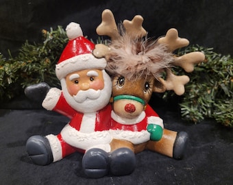 Navidad Santa y Rudolph Reno amigos abrazados Polo Norte cerámica pintada a mano Vacaciones Invierno