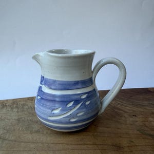 Pichet vintage Mini Tucker Studio Pottery signé bleu et blanc