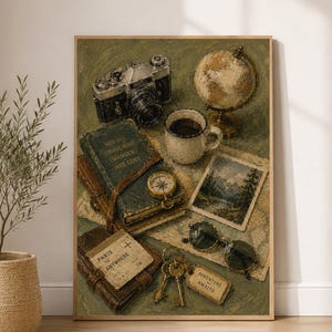 Op de afbeelding: Een ingelijste kunstdruk met een stilleven van reisartikelen, waaronder een vintage camera, een wereldbol, een koffiemok, gestapelde boeken met de tekst 'NOT ALL THOSE WHO WANDER ARE LOST', een kompas, een landschapsfoto, een zonnebril en sleutels.