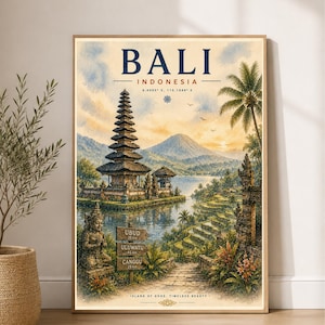 Pode incluir: Uma impressão de arte de parede vertical com uma paisagem em estilo aguarela de Bali, Indonésia. A imagem mostra um templo escalonado junto a um lago, socalcos de arroz, uma estátua de pedra e uma placa de madeira com UBUD, ULUWATU e CANGGU.