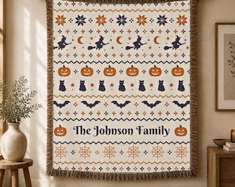 Personalisierte Halloween-Kuscheldecke | Decke mit Hexen- und Kürbismotiv nach Wunsch | Herbstliches Geschenk im Folk-Art-Stil