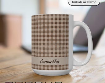Personalisierter Becher im Büffelkaromuster | Kaffeebecher mit individuellem Namen im Karomuster | Geschenkidee im Landhausstil mit Vichy-Karo für Sie
