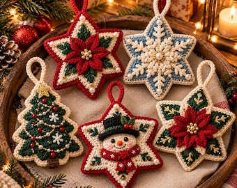 Op de afbeelding: Vijf gehaakte kerstornamenten bestaande uit een rode kerstster, een blauwe sneeuwvlokster, een groene kerstboom, een sneeuwpopster en nog een rode kerstster, allemaal versierd met kleine witte kralen en voorzien van ophanglussen.