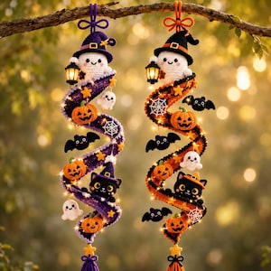 Puede incluir: Dos decoraciones colgantes de ganchillo con diseño en espiral. Una es morada y otra naranja, decoradas con pequeños fantasmas, calabazas, gatos negros con sombreros, murciélagos y telarañas blancas, iluminadas por pequeñas luces cálidas.