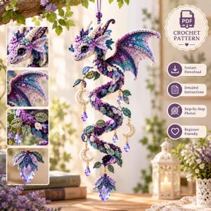 Può includere: Uno schema all'uncinetto per un ornamento a forma di drago da appendere, realizzato con filati viola, blu e crema. Il design presenta ali dettagliate, piccole foglie all'uncinetto, forme a mezzaluna e pendenti in cristallo viola.