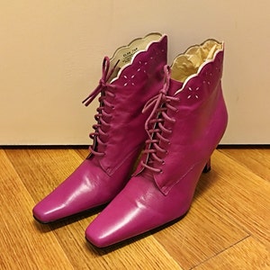 Größe 7 1/2 Lila Schnürstiefeletten Vintage 1990er Jahre Leder High Heel Stiefel Schnürstiefel Stiefelchen mit hohem Absatz Spitzen Mode-Booties